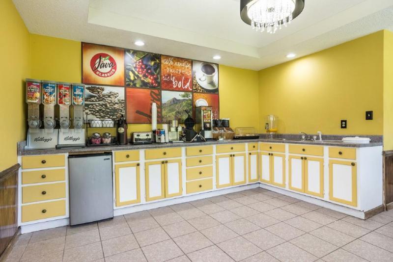 Rodeway Inn Swainsboro Esterno foto